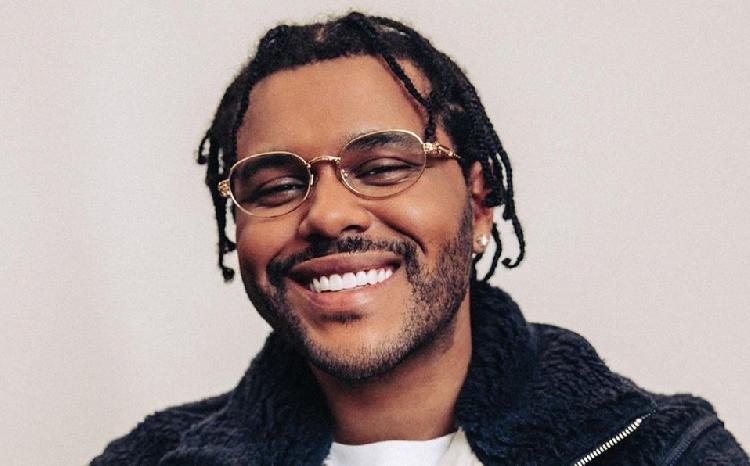 Le llueven burlas a The Weeknd por usar este atuendo (VIDEO)