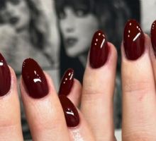 El rojo cereza conquista el otoño; el tono más elegante y versátil para uñas esta temporada
