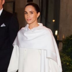 Meghan Markle enfrenta críticas por reírse tras accidente de modelo en desfile de Paris