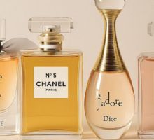 Perfumes femeninos que nunca pasan de moda; cuatro clásicos que siguen conquistando generaciones