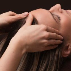 Técnica japonesa de lavado capilar: el ritual que respalda un cabello más sano