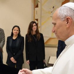 Laura Pausini hace historia al ser premiada frente al Papa León XIV por su trayectoria musical