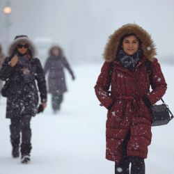 Abrigos icónicos que elevan cualquier outfit; la prenda clave del 2025