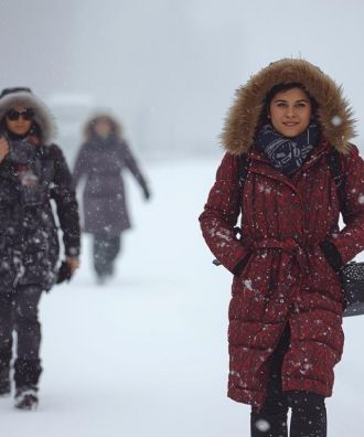 Abrigos icónicos que elevan cualquier outfit; la prenda clave del 2025