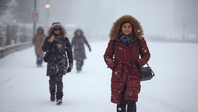 Abrigos icónicos que elevan cualquier outfit; la prenda clave del 2025