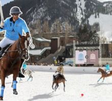 El príncipe Harry sorprende al participar de último momento en el Mundial de Polo sobre nieve