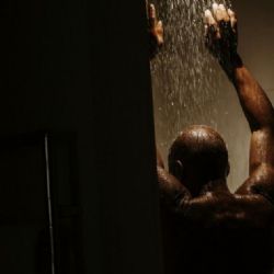 Qué es el ‘Dark Showering’ y por qué se ha convertido en una tendencia de bienestar