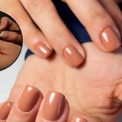 Mocha Mousse, ya se apodera de las uñas en 2025; se adapta a todos los estilos.