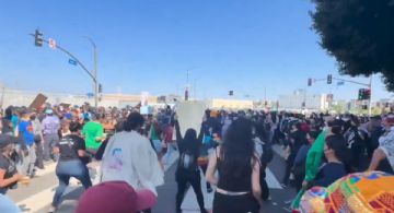 Así protestan los mexicanos; bailan 'Payaso de Rodeo' en rechazo a operativos en California