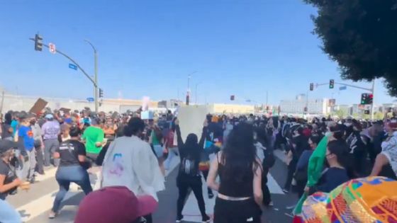 VIDEO | Protesta con ritmo: mexicanos bailan 'Payaso de Rodeo' en rechazo a operativos en EEUU