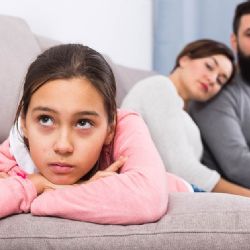 Psicólogo explica la razón por la que los adolescentes se alejan de sus familias