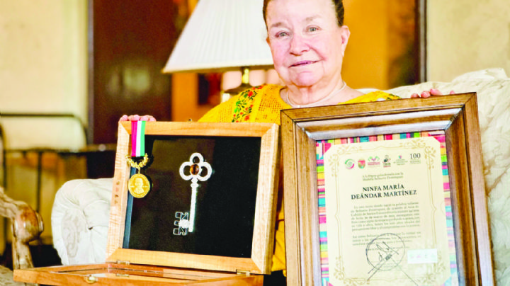 Recibe Ninfa Deándar Martínez emotiva distinción; recibe las llaves de Comitán, Chiapas