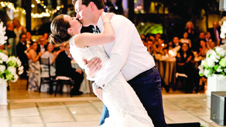 Alexis Luoma y Robert Saldaña comparten su amor infinito; se dan el 'sí' en elegante recepción | FOTOS