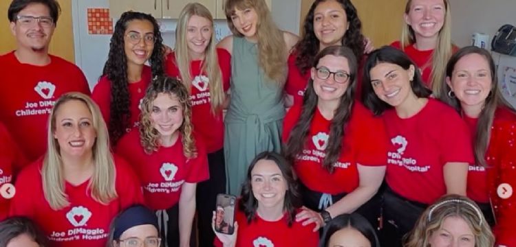 MOMENTO EXACTO en el que Taylor Swift aparece sin aviso en hospital infantil