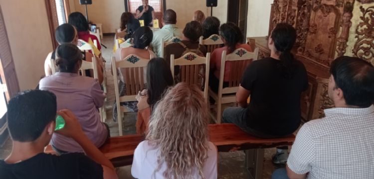 Atrapa al público charla sobre leyendas neolaredenses en la Galería Bravo