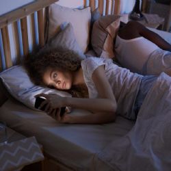 Tu celular podría estar arruinando tu sueño y ni siquiera lo sabías