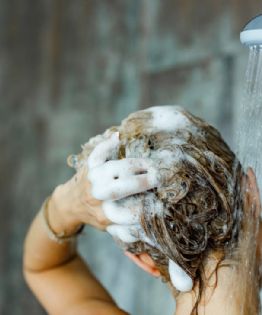 ¿Cada cuánto lavar el cabello para evitar dañarlo? la dermatología lo explica
