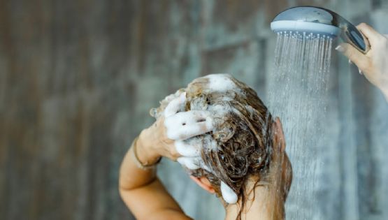 ¿Cada cuánto lavar el cabello para evitar dañarlo? la dermatología lo explica