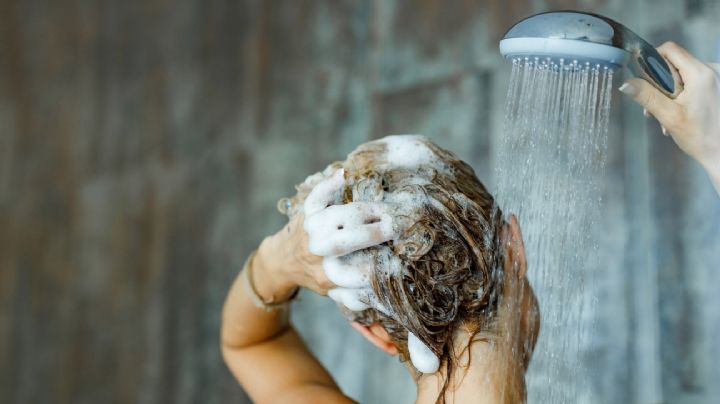 ¿Cada cuánto lavar el cabello para evitar dañarlo? la dermatología lo explica