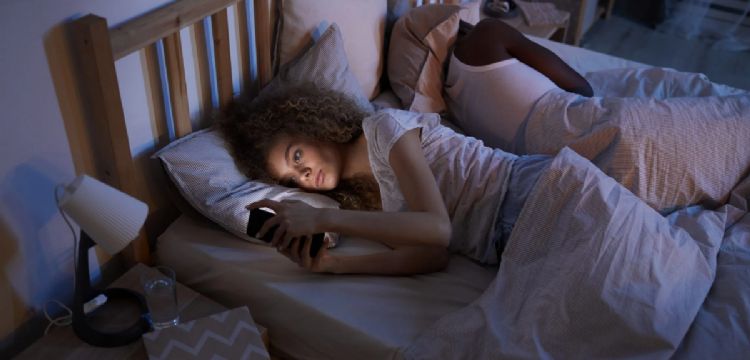 Tu celular podría estar arruinando tu sueño y ni siquiera lo sabías