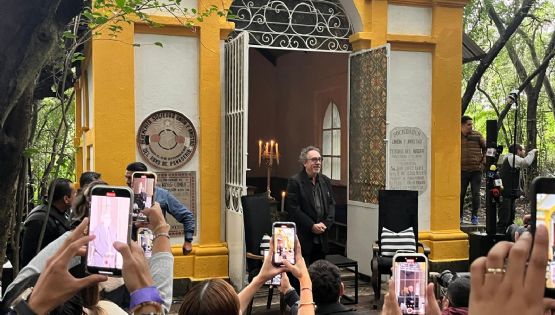De película: Tim Burton ofrece masterclass en panteón de México