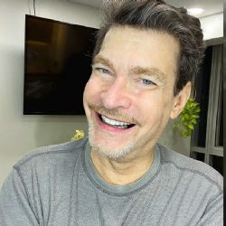 Sebastián Ligarde impacta con insólita rutina de belleza y reaparece en Televisa