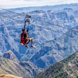 ¿Te atreves a volar a 100 km/h por una de las tirolesas más largas del mundo? Aquí te contamos dónde.