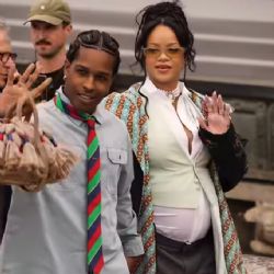 Rihanna deslumbra con su pancita de embarazo en el desfile de Dior en París