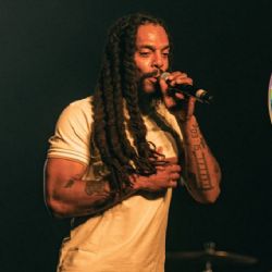 Cánticos ofensivos en Glastonbury desatan investigación contra Bob Vylan por incitación al odio