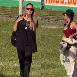 MOMENTO EXACTO en que le piden a Salma Hayek que 'saque las caguamas' durante su visita a México