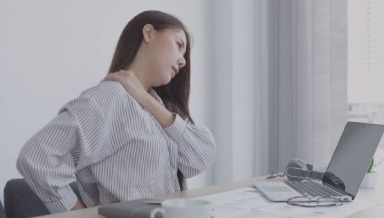 ¿Mucho tiempo sentada? Estos estiramientos te salvan la espalda y las piernas