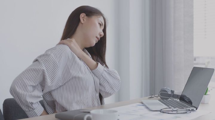¿Mucho tiempo sentada? Estos estiramientos te salvan la espalda y las piernas