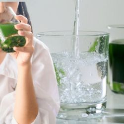 ¿Para qué sirve el agua con clorofila que ves por todos lados en redes?