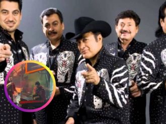 Así fue la aparatosa caída del vocalista de Los Tigres del Norte durante su concierto | VIDEO
