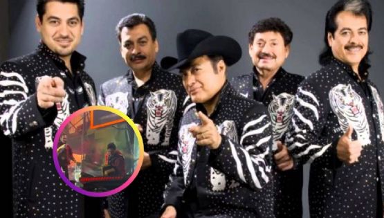 Así fue la aparatosa caída del vocalista de Los Tigres del Norte durante su concierto | VIDEO