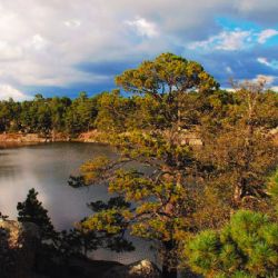 Resplandor entre pinos y barrancas: rutas y tips para un 'finde' perfecto