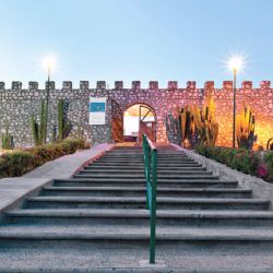Río al amanecer, piedra vieja y silbato de tren: rutas hacia una fortaleza única