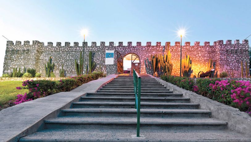 Río al amanecer, piedra vieja y silbato de tren: rutas hacia una fortaleza única
