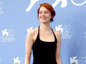 Emma Stone aparece rapada en el nuevo tráiler de 'Bugonia' y enciende las redes desde Venecia