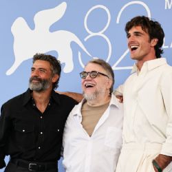 MOMENTO EXACTO en que Guillermo del Toro y su Frankestein reciben ovaciones 'eternas' en Venecia