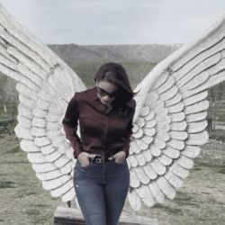 Débora Estrella, conductora de televisión, muere al desplomarse avioneta en la que viajaba