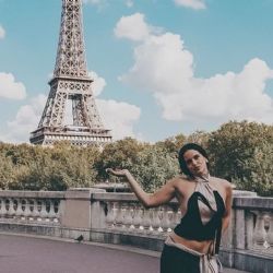 Rosalía genera polémica en París por sus axilas decoloradas y responde a las críticas