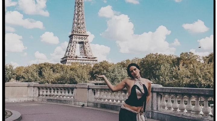Rosalía genera polémica en París por sus axilas decoloradas y responde a las críticas