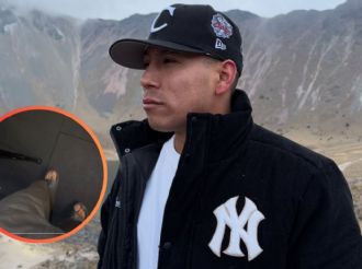 Yulay da señales de recuperación tras hospitalización y reaparece con bastón